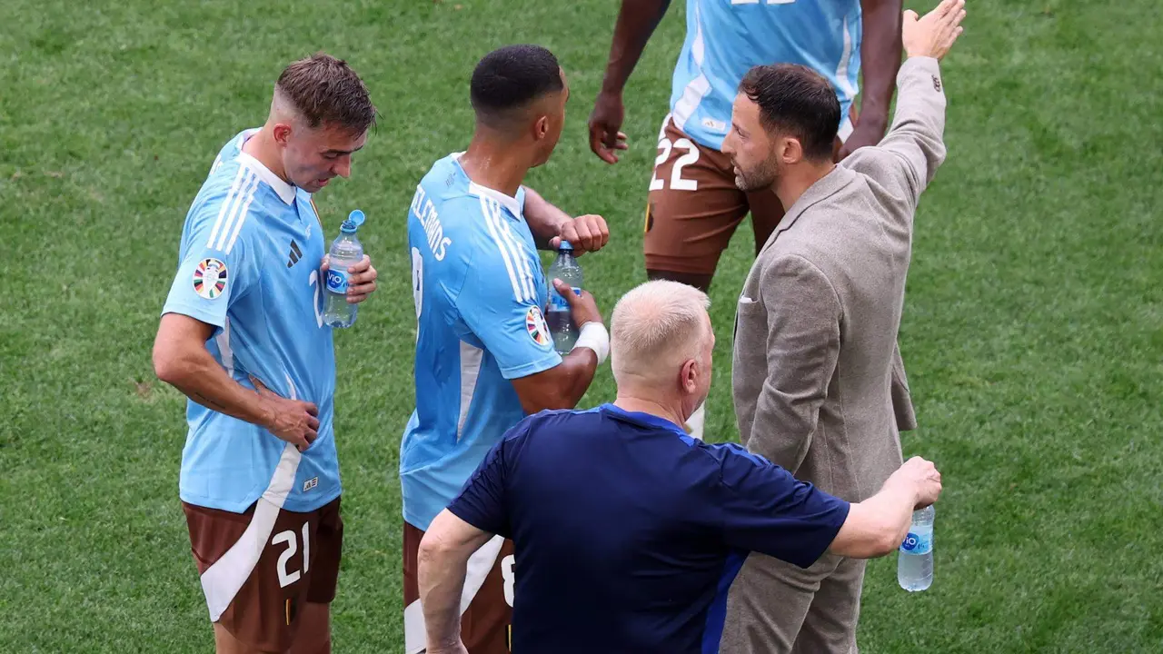 El seleccionador belga Domenico Tedesco (d) da instrucciones a Youri Tielemans durante el  partido del grupo E que han jugado Bélgica y Ucrania en Stuttgart, Alemania. EFE/EPA/MOHAMED MESSARA