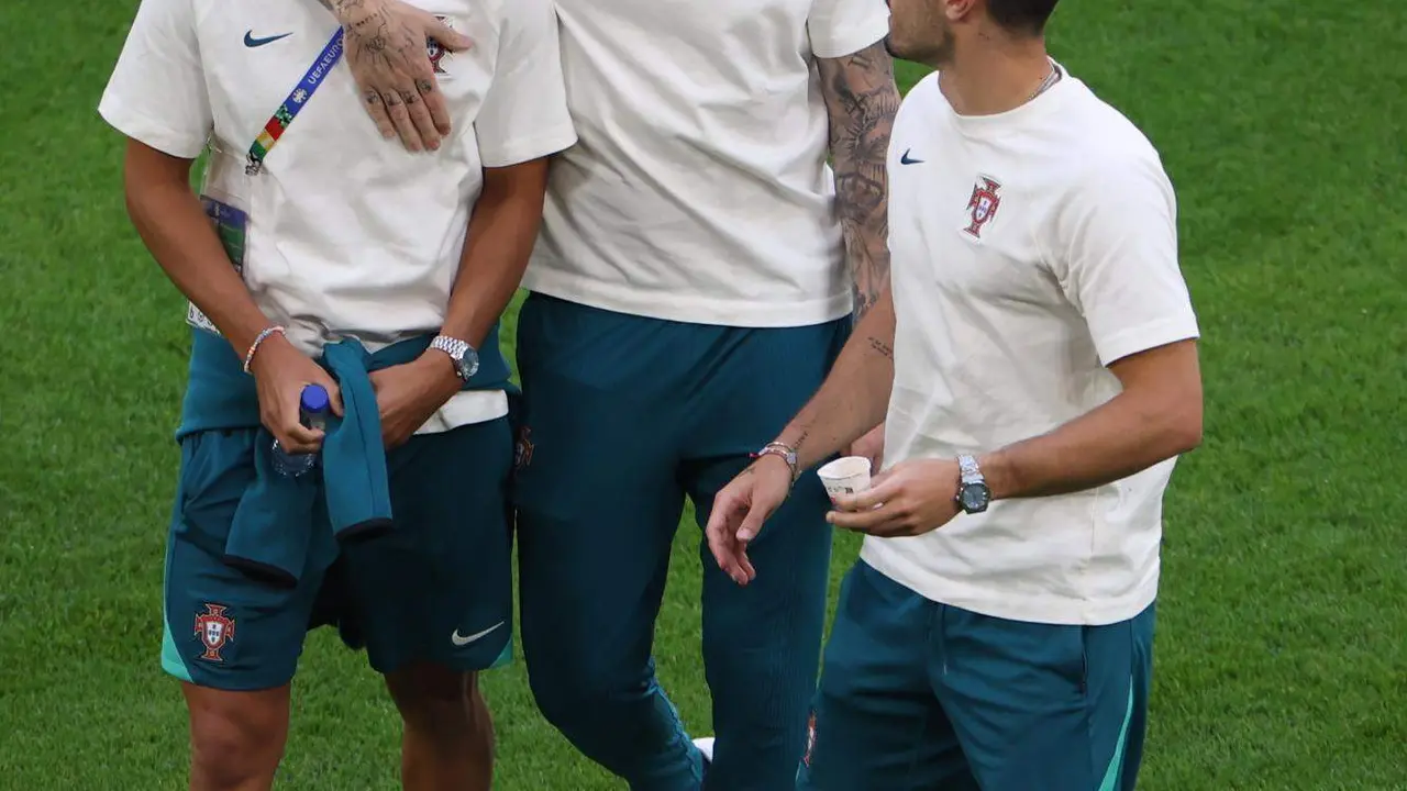 Joao Felix (I), con sus compñaeros antes del partido del grupo F que juegan Georgia y Portugal en Gelsenkirchen, Alemania. EFE/EPA/CHRISTOPHER NEUNDORF