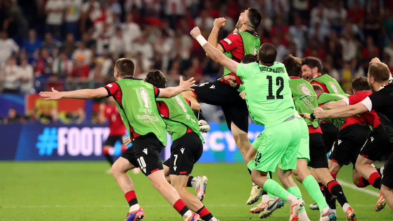 Los jugadores de Georgia celebran el pase a octavos en Gelsenkirchen, Alemania. EFE/EPA/GEORGI LICOVSKI