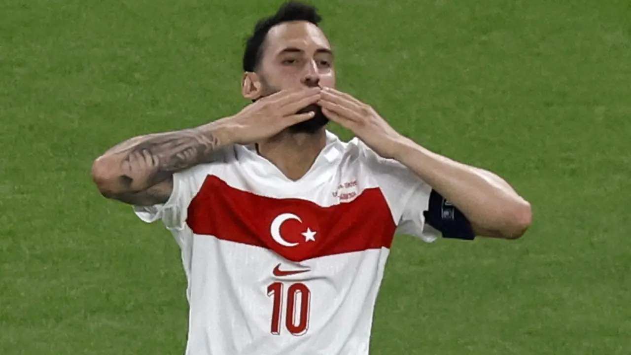 El jugador turco Hakan Calhanoglu celebra el 0-1 durante el partido del grupo E que han jugado la Repíblca Checa y Turquía en Hamburgo, Alemania. EFE/EPA/ROBERT GHEMENT