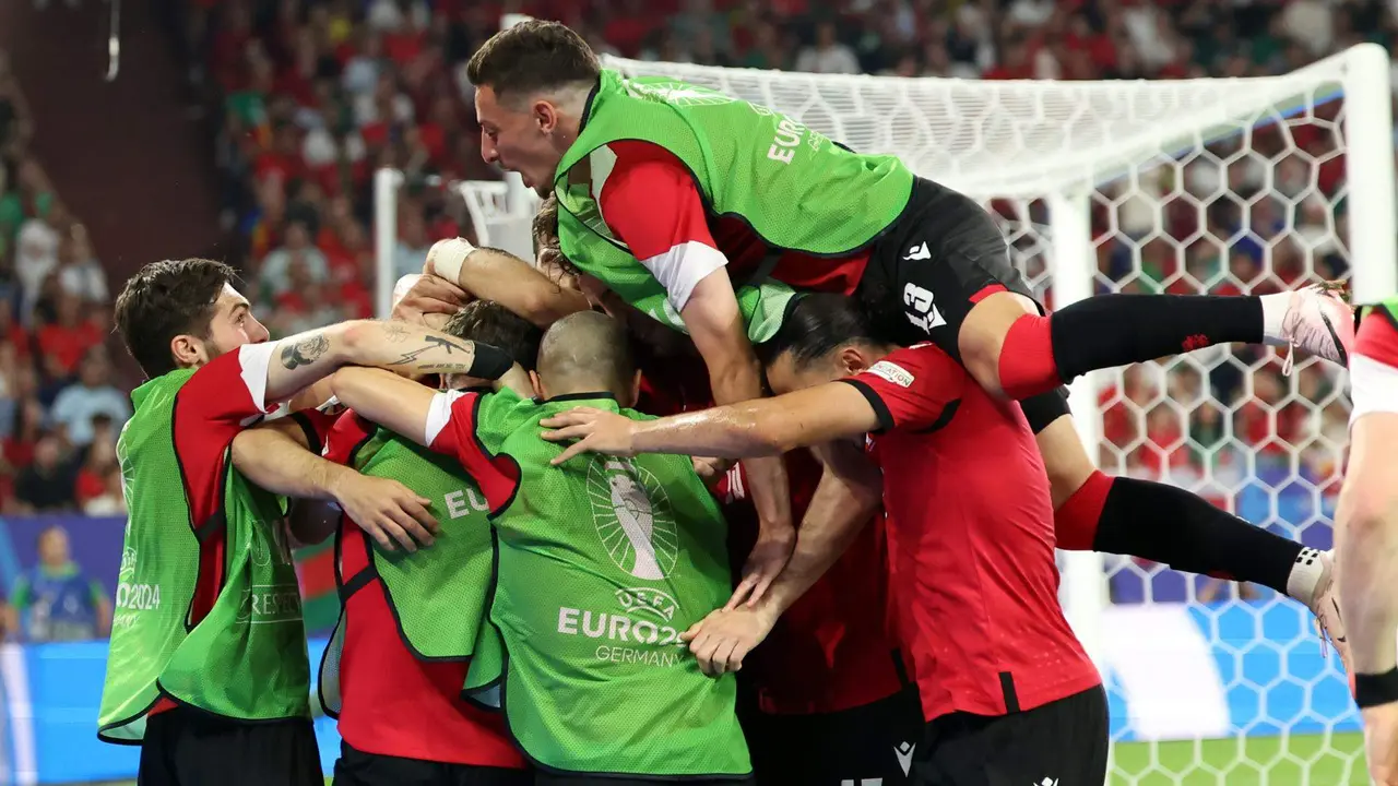 Los jugadores de Georgia celebran el 2-0 durante el partido del grupo F que han jugado Georgia y Portugal en Gelsenkirchen, Alemania. EFE/EPA/GEORGI LICOVSKI