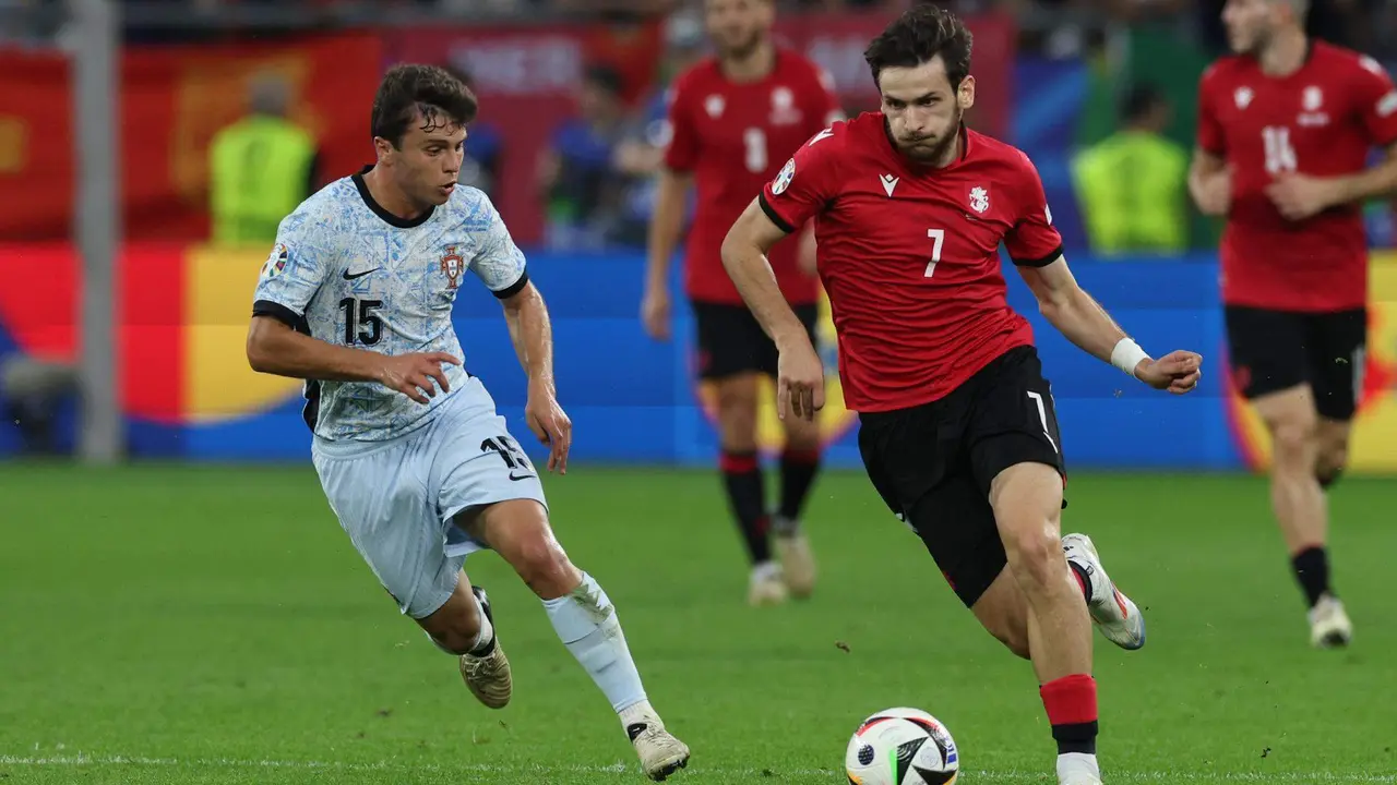 El portugués Joao Neves (I) en acción con Khvicha Kvaratskhelia durante el partido del grupo F que han jugado Georgia y Portugal en Gelsenkirchen, Alemania. EFE/EPA/MIGUEL A. LOPES