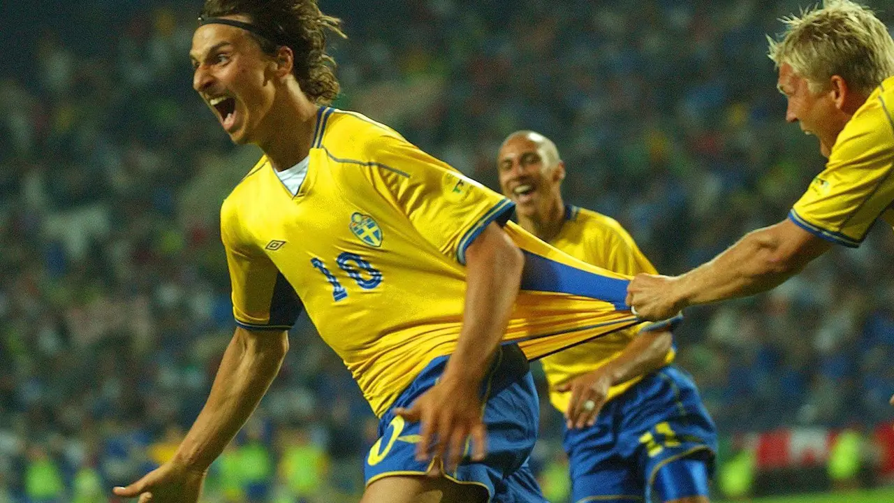 Zlatan Ibrahimovic celebra el gol del empate ante Italia en la Eurocopa de 2004. EPA/GEORGI LICOVSKI/Archivo