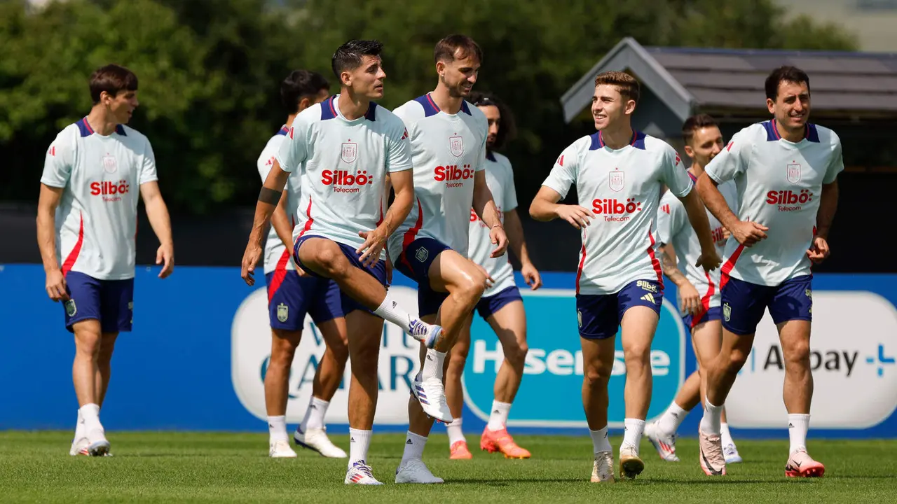 La selección española, una de las que mejores sensaciones ha causado en la fase de grupos de la Eurocopa, entrena este jueves en la localidad alemana de Donaueschingen preparándose para el choque de octavos de final del domingo en Colonia. EFE/ J.J. Guillén