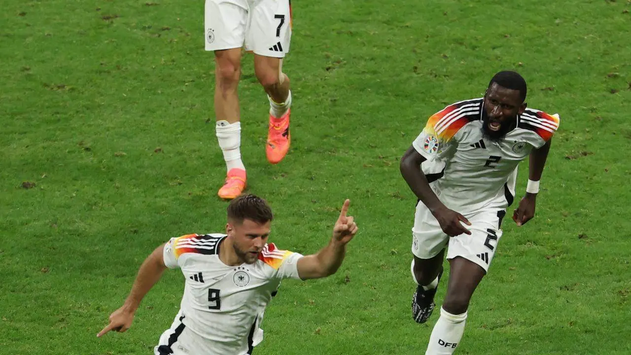 Niclas Fullkrug y Antonio Ruediger celebran el tanto del empate de Alemania en el partido ante Suiza. EFE/EPA/GEORGI LICOVSKI