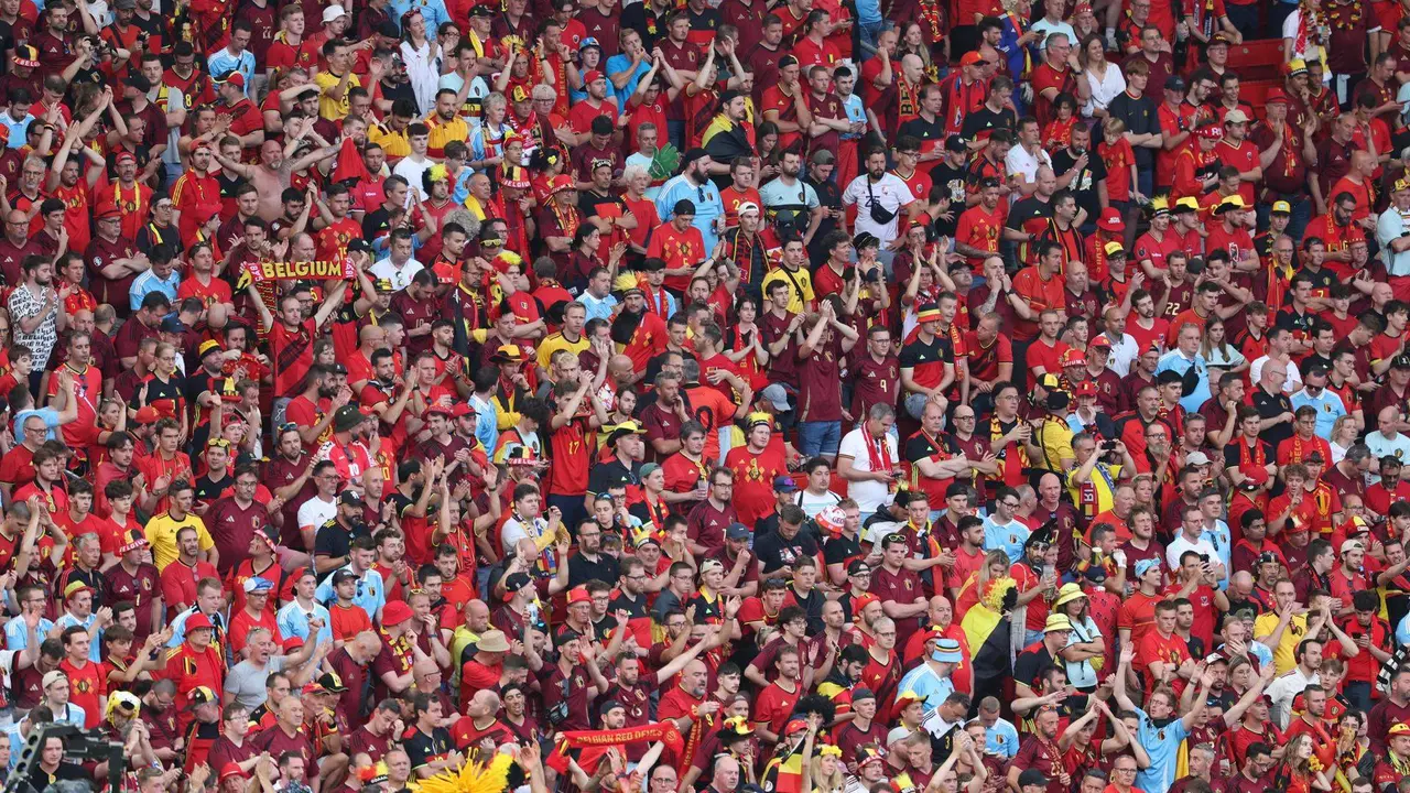 Aficionados belgas asisten al partido entre su selección y la de Ucrania en la Eurocopa (0-0). EFE/EPA/MOHAMED MESSARA