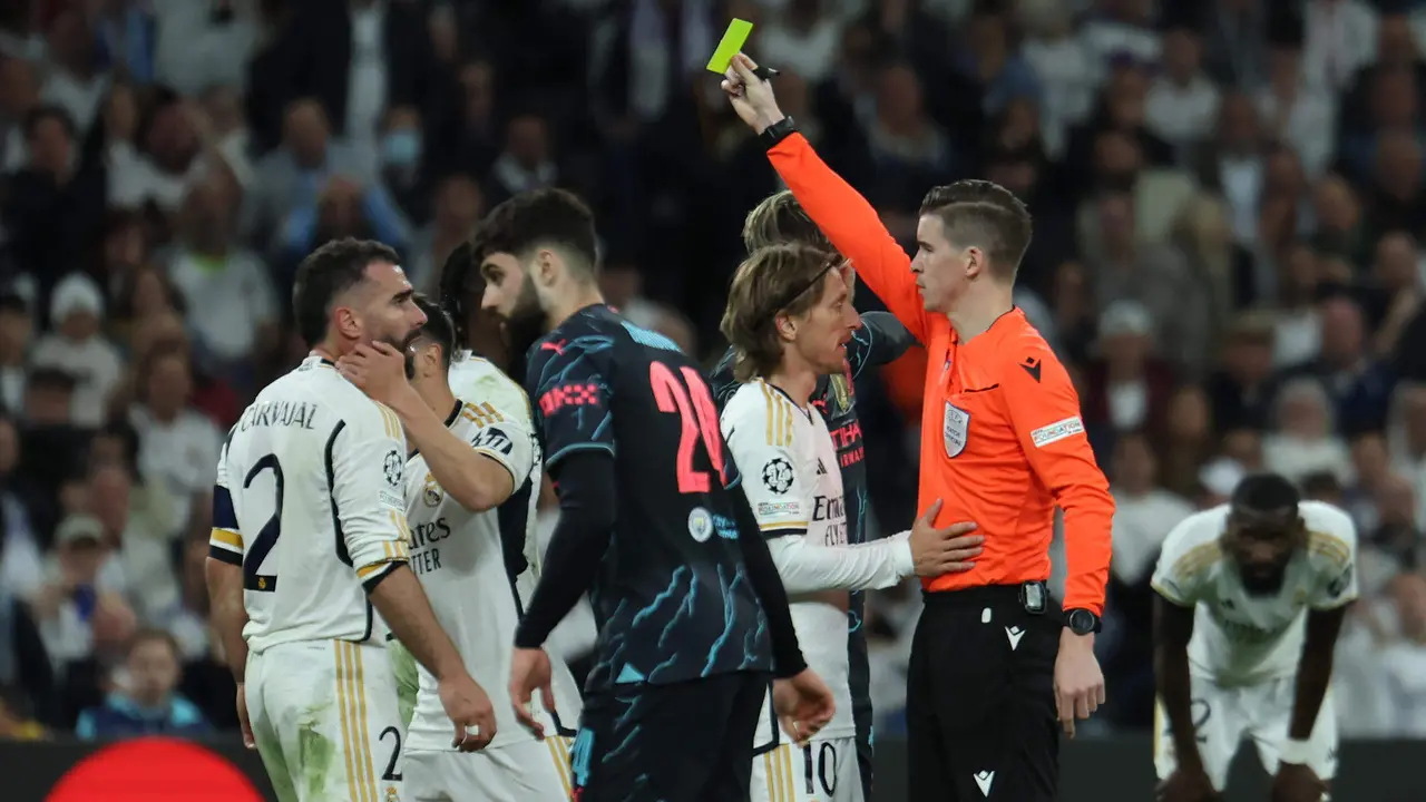 Imagen de archivo en la que el colegiado François Letexier saca tarjeta amarilla a Dani Carvajal, del Real Madrid, durante el partido de ida de cuartos de final de la Liga de Campeones que Real Madrid y Manchester City disputaron en el estadio Santiago Bernabéu. EFE/Kiko Huesca