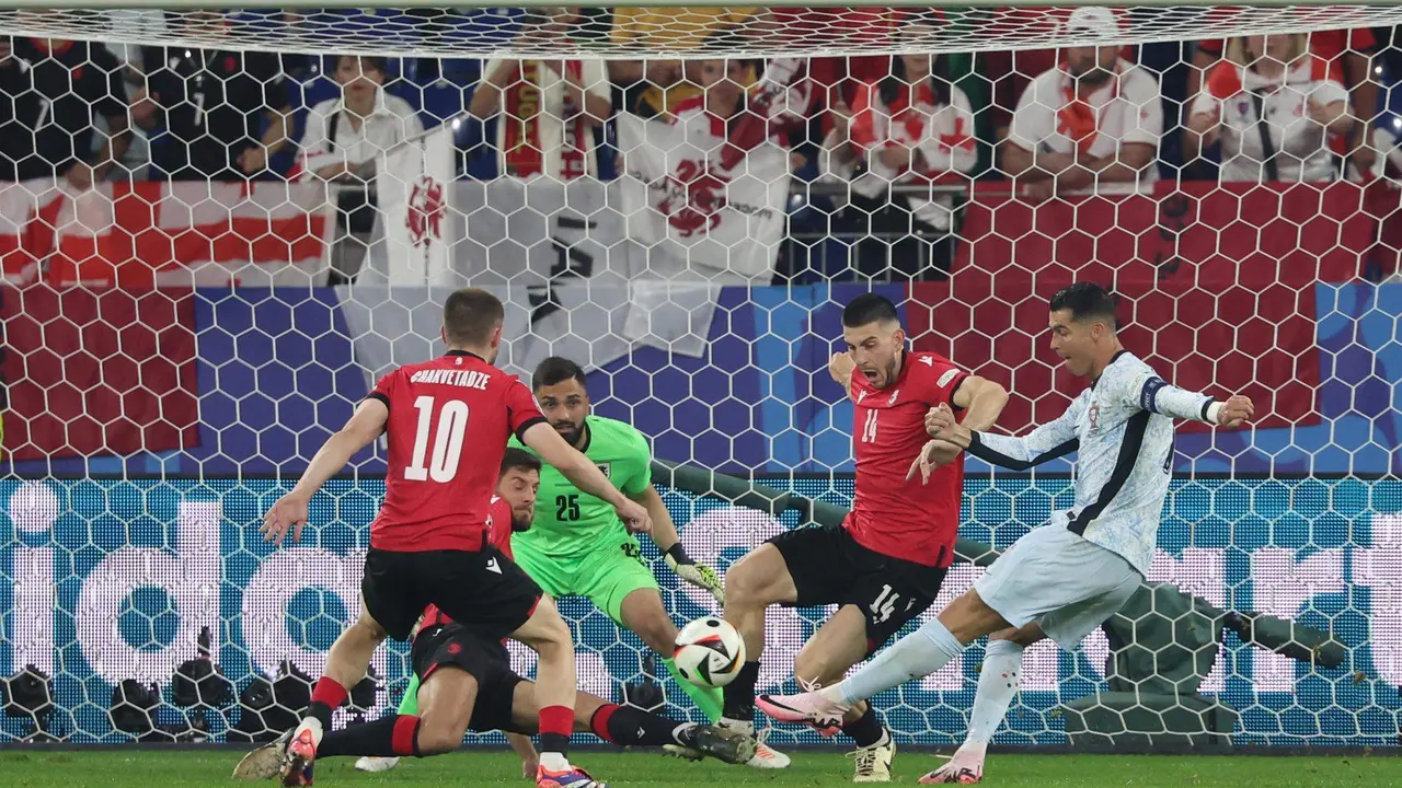 El portugués Cristiano Ronaldo tira a puerta en el partido de la Eurocopa que su selección disputó en la primera fase ante Georgia. EFE/EPA/GEORGI LICOVSKI