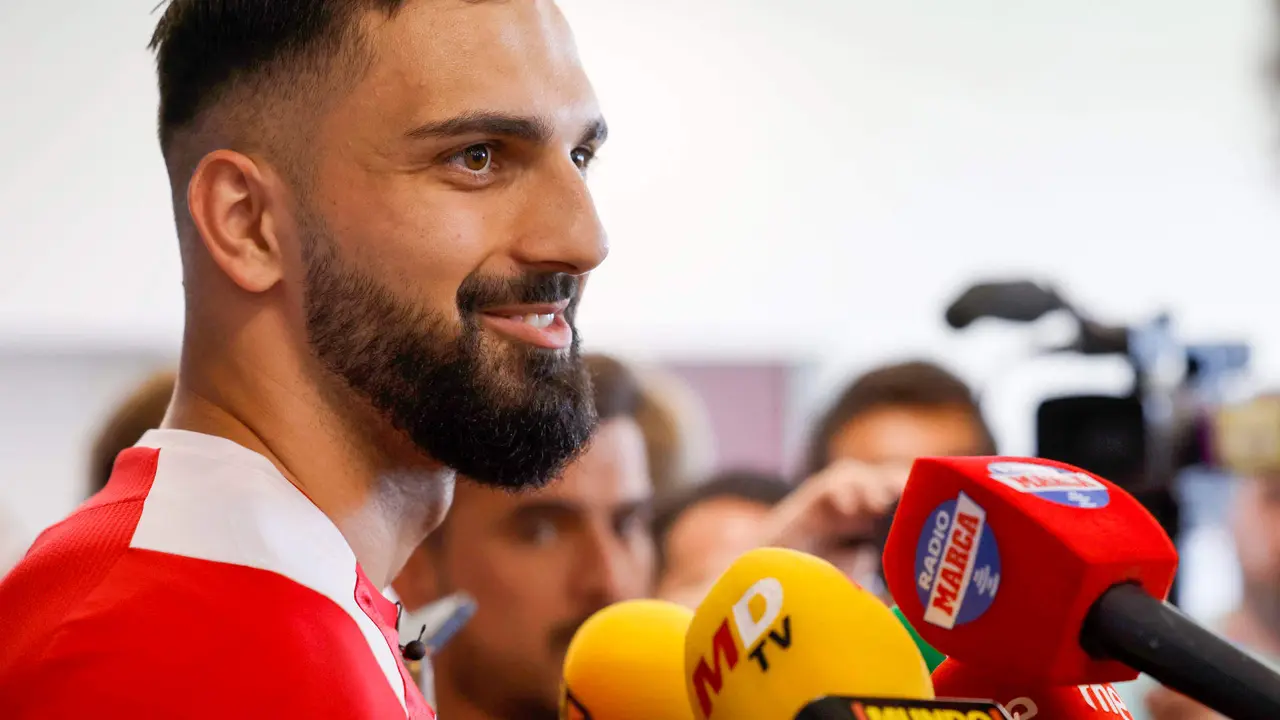 El portero de Georgia Giorgi Mamardashvili atiende a los medios de comunicación antes del entrenamiento que su selección ha realizado en la localidad alemana de Velbert este viernes. Georgia se medirá a España el 30 de junio en octavos de final de la Eurocopa. EFE/Alberto Estévez