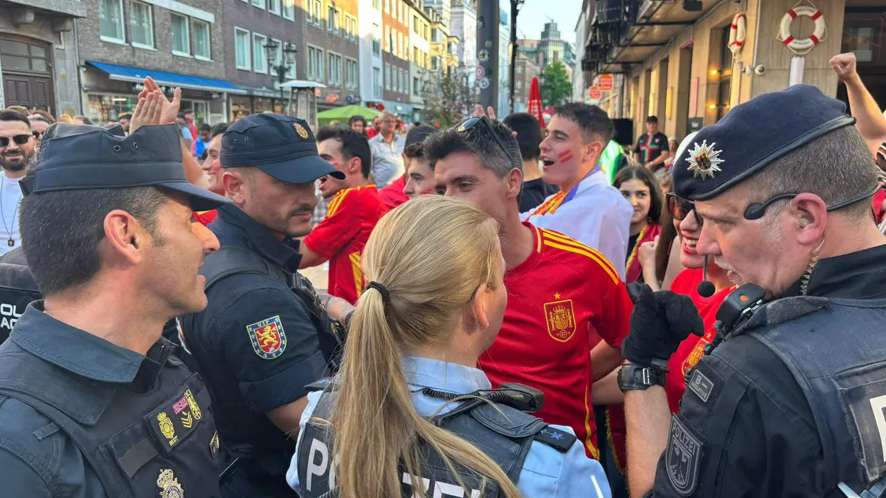 Policías nacionales que patrullan junto a compañeros alemanes y conversan con varios aficionados españoles en el marco de la celebración de la Eurocopa 2024 en Alemania. EFE/Policía Nacional SOLO USO EDITORIAL/SOLO DISPONIBLE PARA ILUSTRAR LA NOTICIA QUE ACOMPAÑA (CRÉDITO OBLIGATORIO)