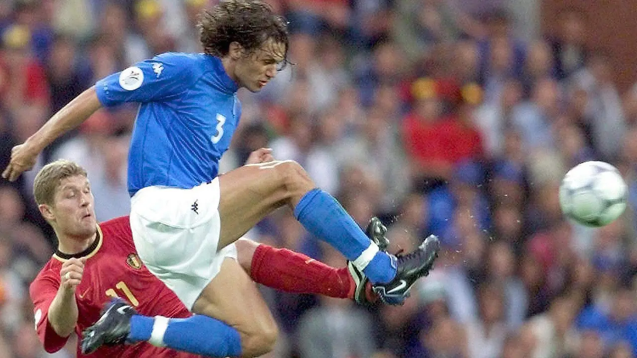 El capitán italiano Paolo Maldini (arriba) en acción contra el centrocampista belga Gert Verheyen (i) durante un partido de la EURO 2000, en Bruselas.  EPA/MICHELE LIMINA