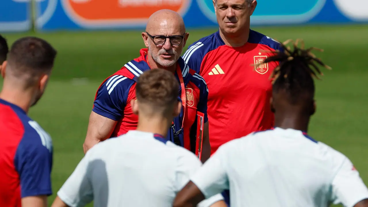 El seleccionador Luis de la Fuente dirige un entrenamiento del combinado español en la localidad alemana de Donaueschingen para preparar el partido de octavos de final en Colonia. EFE/J.J. Guillén