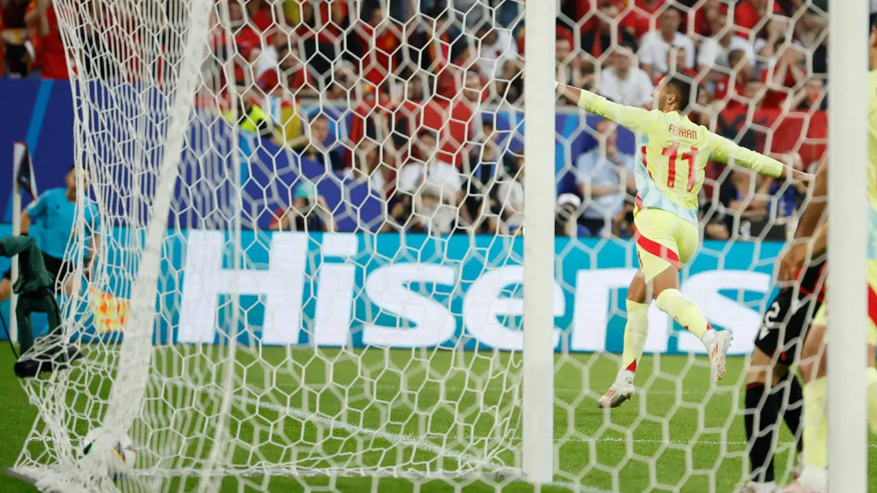 El delantero de España Ferrán Torres celebra la consecución del primer gol de su equipo durante el encuentro de la fase de grupos de la Eurocopa 2024 disputado entre las selecciones de España y Albania en Düsseldorf (Alemania), este lunes. EFE/ Alberto Estévez