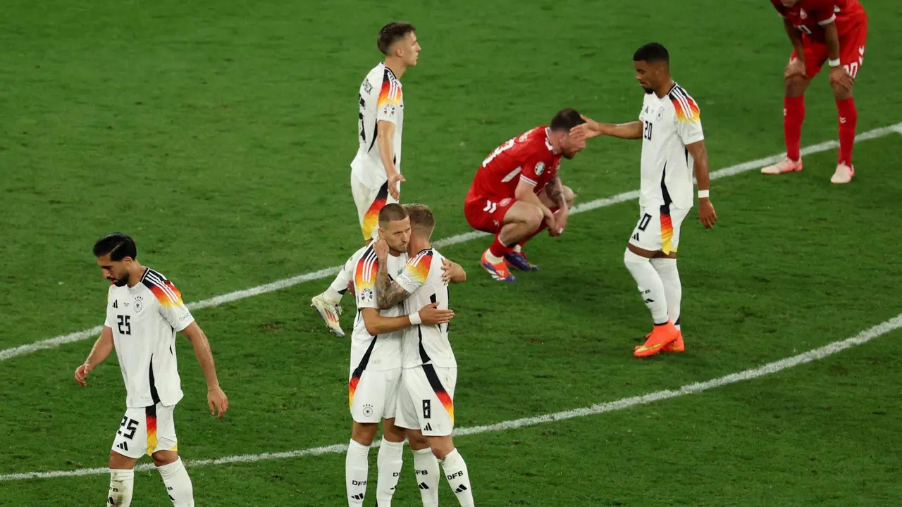 Los jugadores de Alemania celebran el pase a cuartos mientras los daneses lamentan la eliminación en Dortmund, Alemania. EFE/EPA/GEORGI LICOVSKI