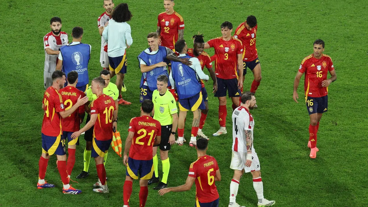 Los jugadores de españa celebran el pase a cuartos tras el el partido que han jugado España y Georgia jugado en Colonia, Alemania. EFE/EPA/MOHAMED MESSARA