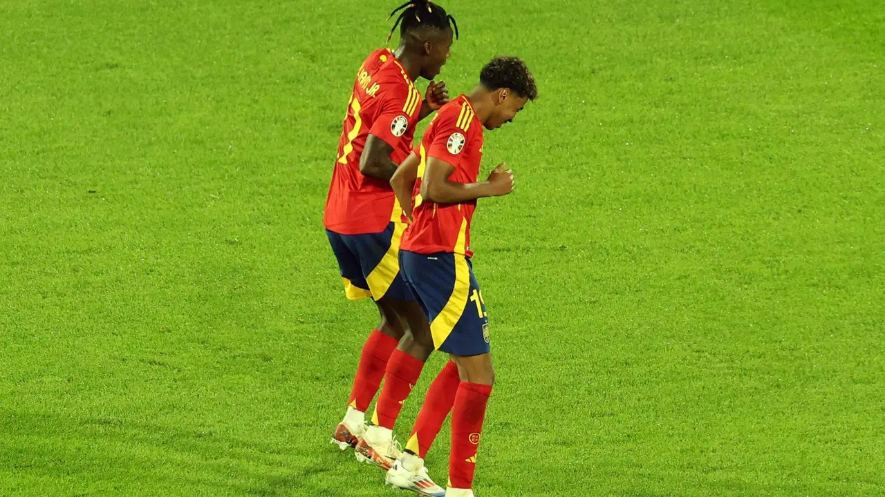 Los españoles Nico Williams (i) y Lamine Yamal (d) celebran la consecución del tercer gol ante Georgia durante el partido de octavos de final de la Eurocopa que ambas selecciones disputaron este domingo en Colonia (Alemania). EFE/EPA/MOHAMED MESSARA