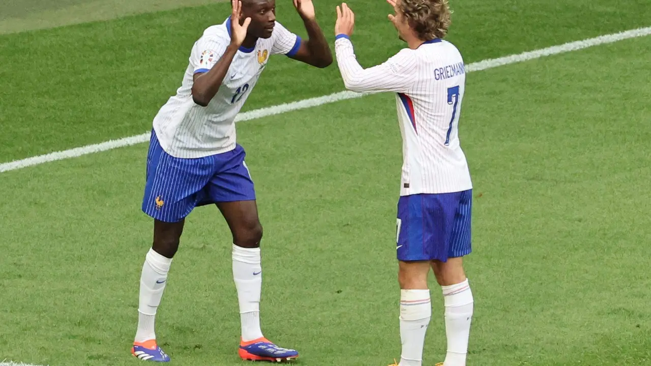 Los jugadores de Francia Randal Kolo Muani (I) y Antoine Griezmann celebran el 1-0 durante el partido de octavos jugado en Düsseldorf (Alemania). EFE/EPA/ABEDIN TAHERKENAREH