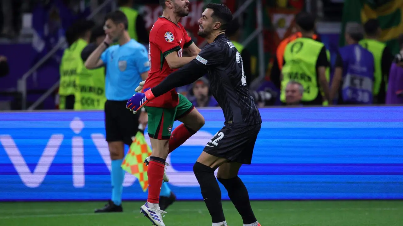 Bernardo Silva celebra el pase con el portero Diogo Costa durante el partido de octavos de final entre Portugal y Eslovenia en Frákfort, Alemania. EFE/EPA/OLIVIER MATTHYS