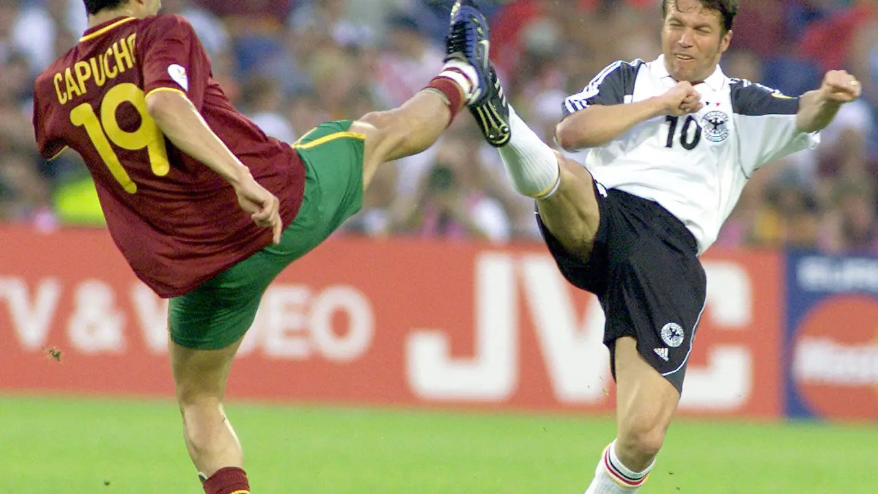 Lothar Matthaeus (d) disputa un balón al portugués Capucho (i) durante la Eurocopa del año 2000, en Rotterdam. EPA/ED OUDENAARDEN/Archivo