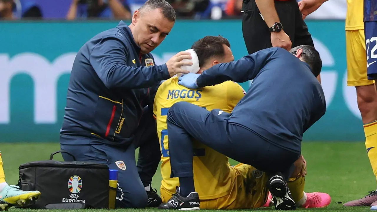 Vasile Mogos, defensa de la selección de Rumanía, tras recibir un golpe en la cabeza en el partido de octavos entre Rumanía y países Bajos en Múnich, Alemania. EFE/EPA/FRIEDEMANN VOGEL