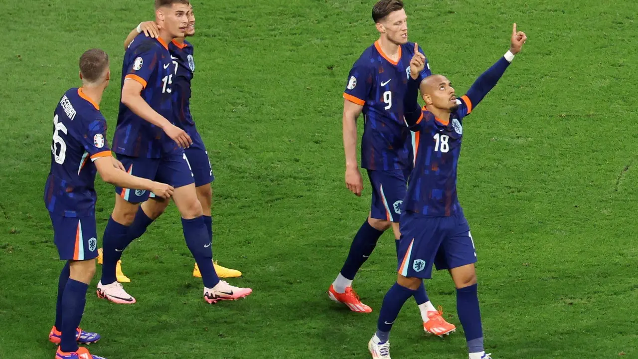 El neerlandés Donyell Malen (d) celebra el 3-0 durante el partido de octavos de la Eurocopa 2024 que han jugado Rumanía y Países Bajos en Múnich, Alemania. EFE/EPA/GEORGI LICOVSKI