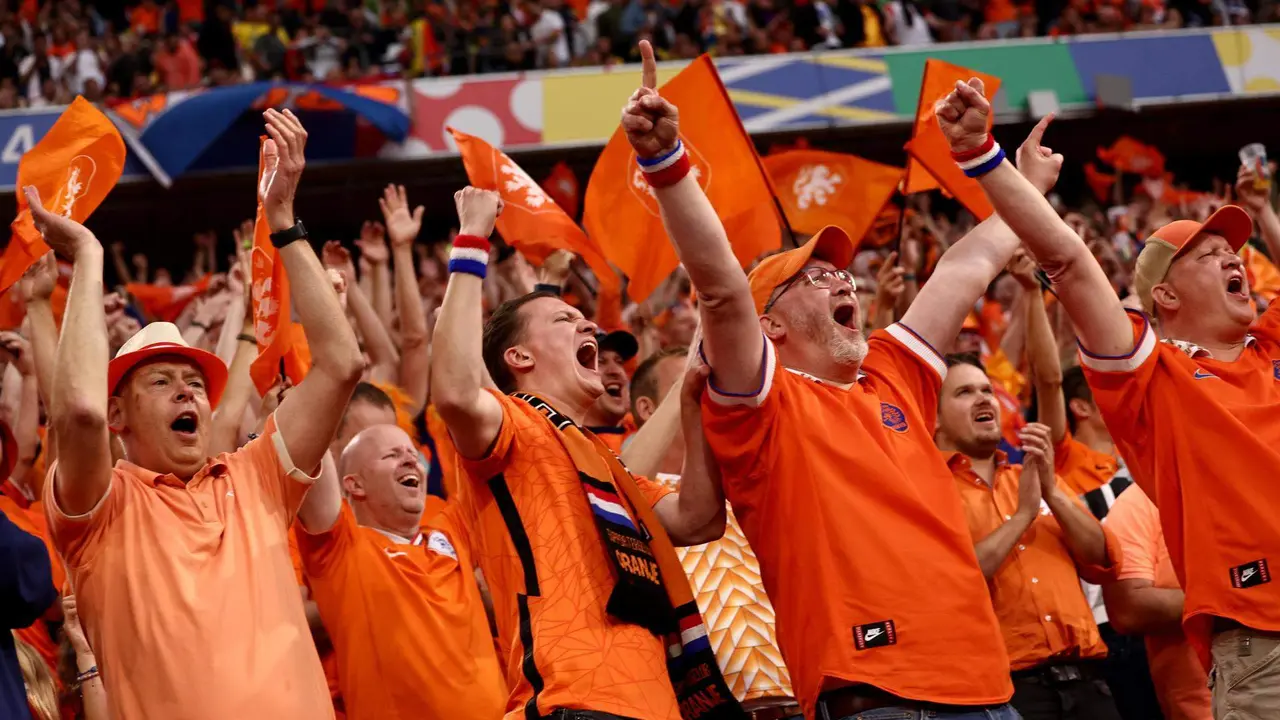 Los aficonados neerlandeses durante el partido de octavos de la Eurocopa 2024 que han jugado Rumanía y Países Bajos en Múnich, Alemania. EFE/EPA/ANNA SZILAGYI