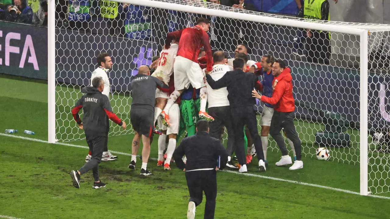 Los jugadores turcos celebran el pase tras el partido de octavos de final que han jugado Austria y Turquía en Leipzig, Alemania. EFE/EPA/HANNIBAL HANSCHKE