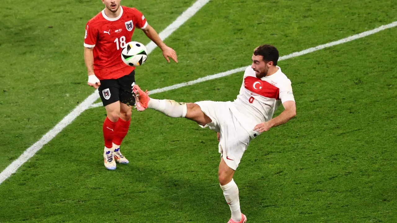 Orkun Kokçu durante el partido de octavos de final que han jugado Austria y Turquía en Leipzig, Alemania. EFE/EPA/HANNIBAL HANSCHKE