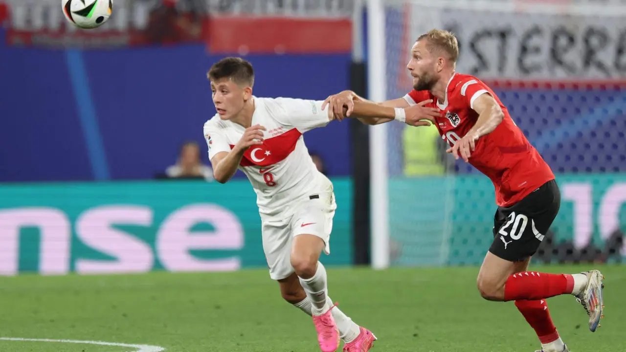 Arda Guler of Turkey (I) durante el partido de octavos de final que han jugado Austria y Turquía en Leipzig, Alemania.EFE/EPA/CHRISTOPHER NEUNDORF