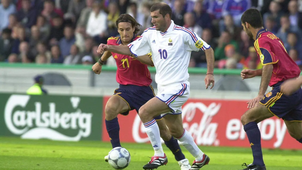 El francés Zinedine Zidane avanza entre los españoles Alfonso Pérez y Pep Guardiola en los cuartos de final de la Eurocopa de 2000, en el estadio de Brujas. EFE