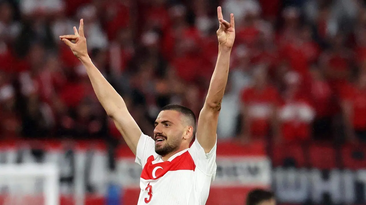 El jugador turco Merih Demiral celebra tras marcar su segundo gol durante el partido de fútbol de la Eurocopa 2024 entre Austria y Turquía. La UEFA abrió una investigación por "presunto comportamiento inapropiado" por el llamado 'saludo del lobo' que hizo Demiral, un gesto asociado con el grupo nacionalista de extrema derecha Los Lobos Grises. EFE/EPA/ABEDIN TAHERKENAREH