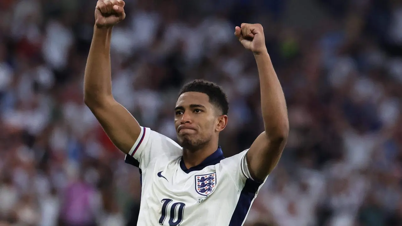 El jugador inglés Jude Bellingham celebra la clasificación de Inglaterra a los cuartos de final de la Eurocopa, tras vecer a Eslovenia, en una foto de archivo. EFE/EPA/ABEDIN TAHERKENAREH