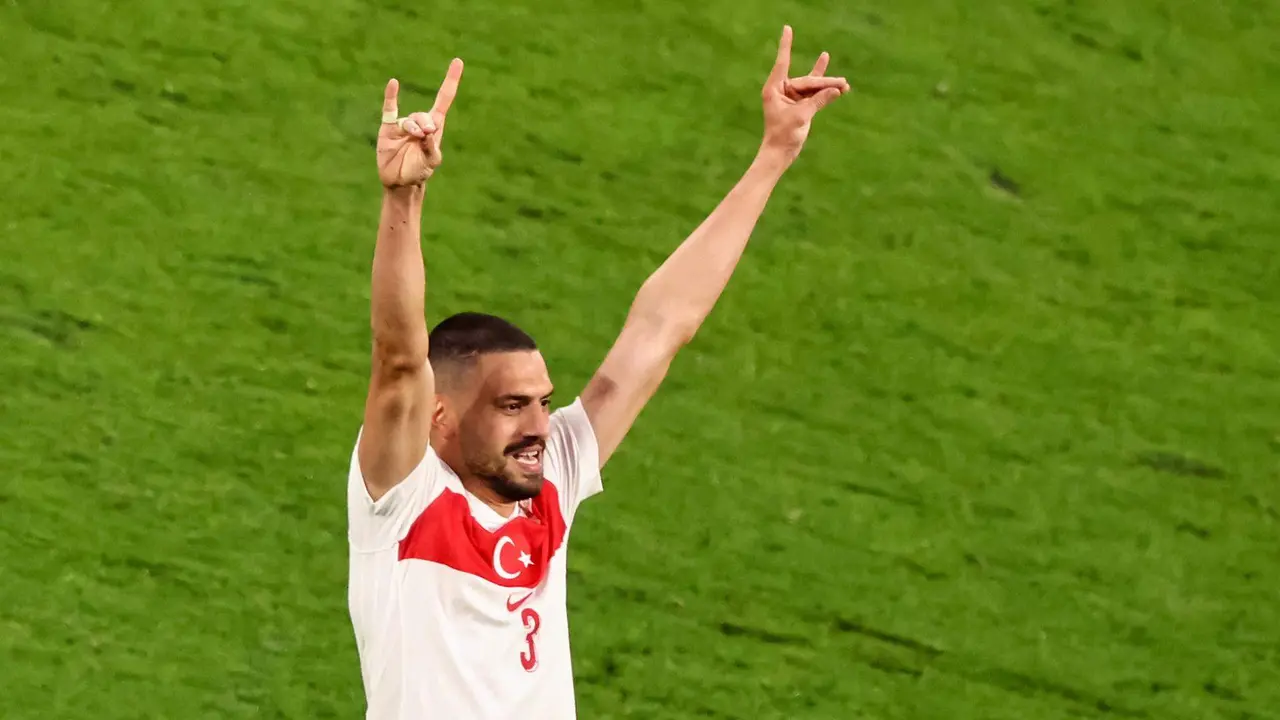 El tenista turco Merih Demiral celebra el 2-0 ante Austria. EFE/EPA/HANNIBAL HANSCHKE