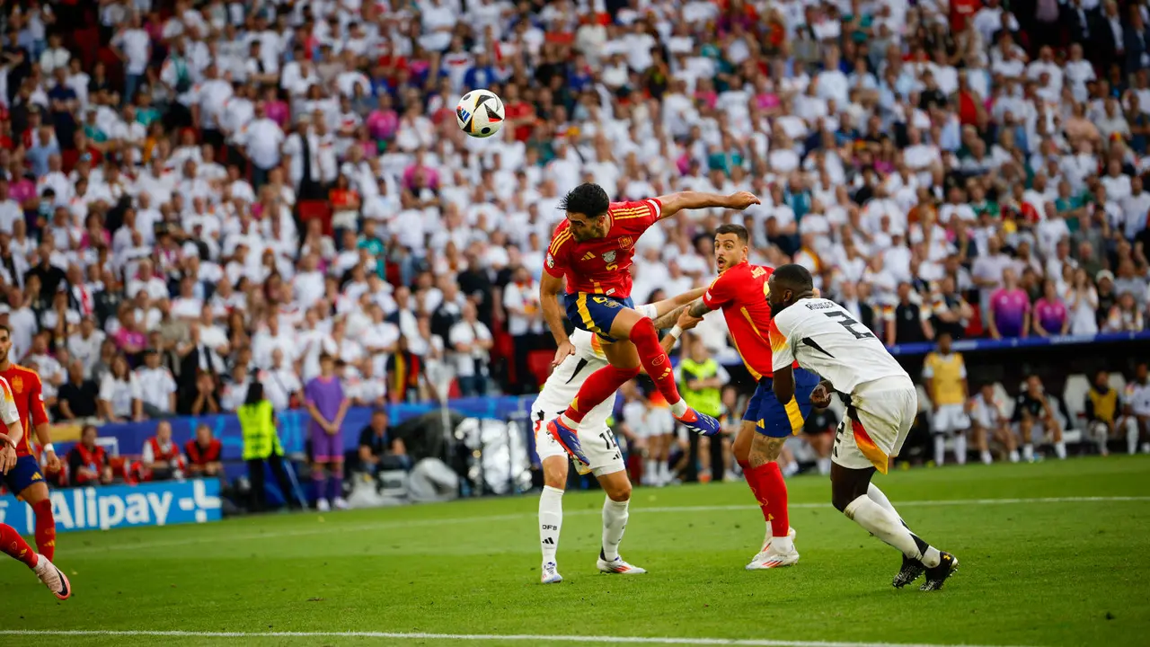 El centrocampista de España Mikel Merino (i) remata para conseguir el segundo gol de su equipo, durante el partido de cuartos de final de la Eurocopa entre España y Alemania, este viernes en Stuttgart. EFE/ Alberto Estévez