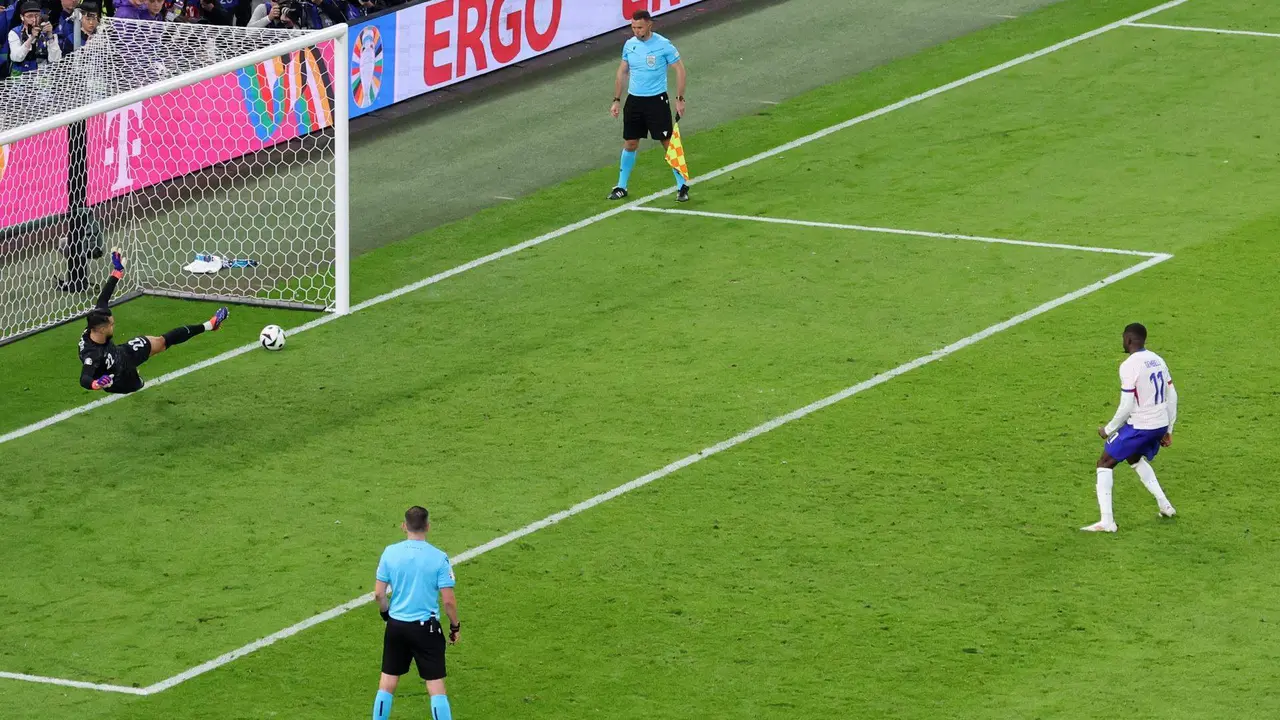 Ousmane Dembele transforma un penalti durante el partido de cuartos de la Eurocopa que han jugado Francia y Portugal en Hamburgo, Alemania.EFE/EPA/ABEDIN TAHERKENAREH