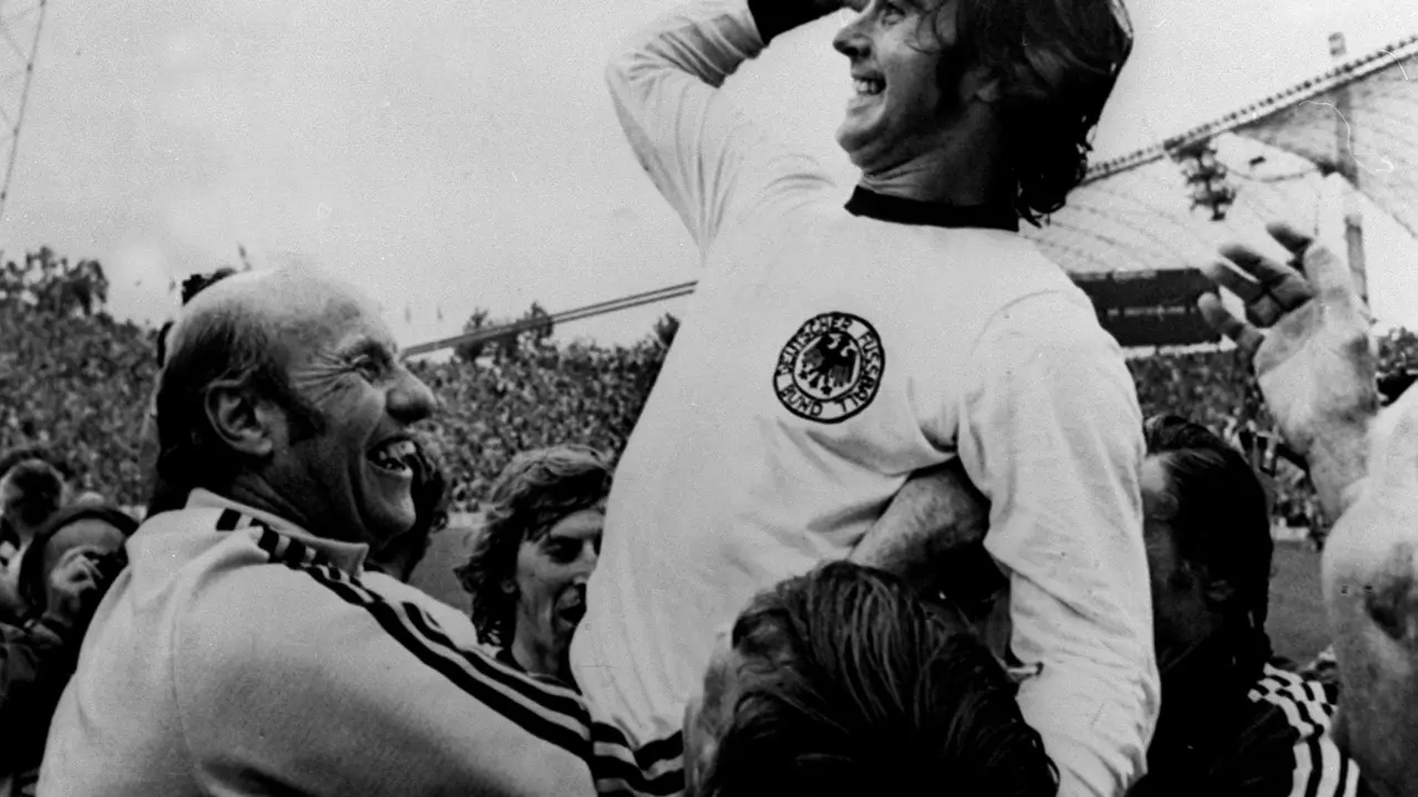 Gerd Müller (d.) en una fotografía de archivo de un partido con la selección alemana.-EFE/jgb