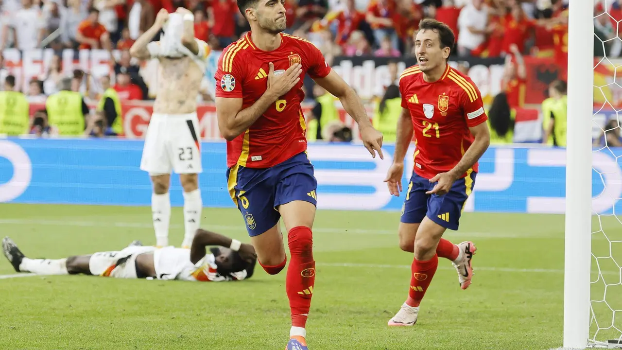 Mikel Merino celebra frente a Alemania el gol que dio a España el pase a semifinales de la Eurocopa 2024 en partido disputado este viernes en Stuttgart. EFE/EPA/RONALD WITTEK