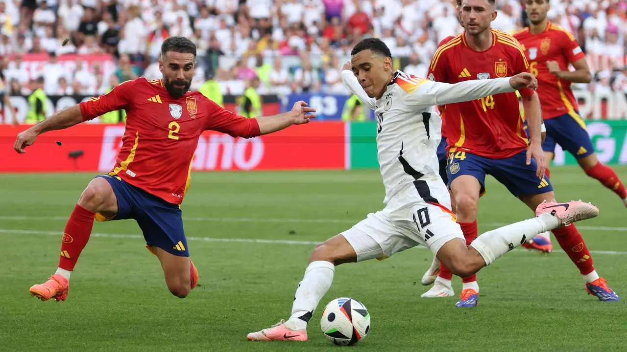 Dani Carvajal (i) y Jamal Musiala durante el encuentro de cuartos de final de la Eurocopa 2024 que midió a España y a Alemania. EFE/EPA/FRIEDEMANN VOGEL