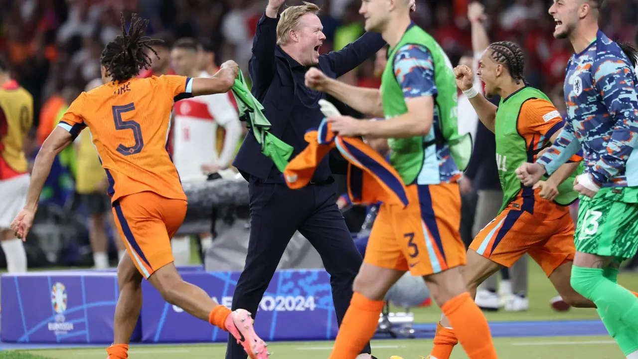 El técnico Ronald Koeman (C) celebra el pase a semis tras el partido de cuartos de final que han jugado Países Bajos y mTurquía en Berlín, Alemania. EFE/EPA/CHRISTOPHER NEUNDORF