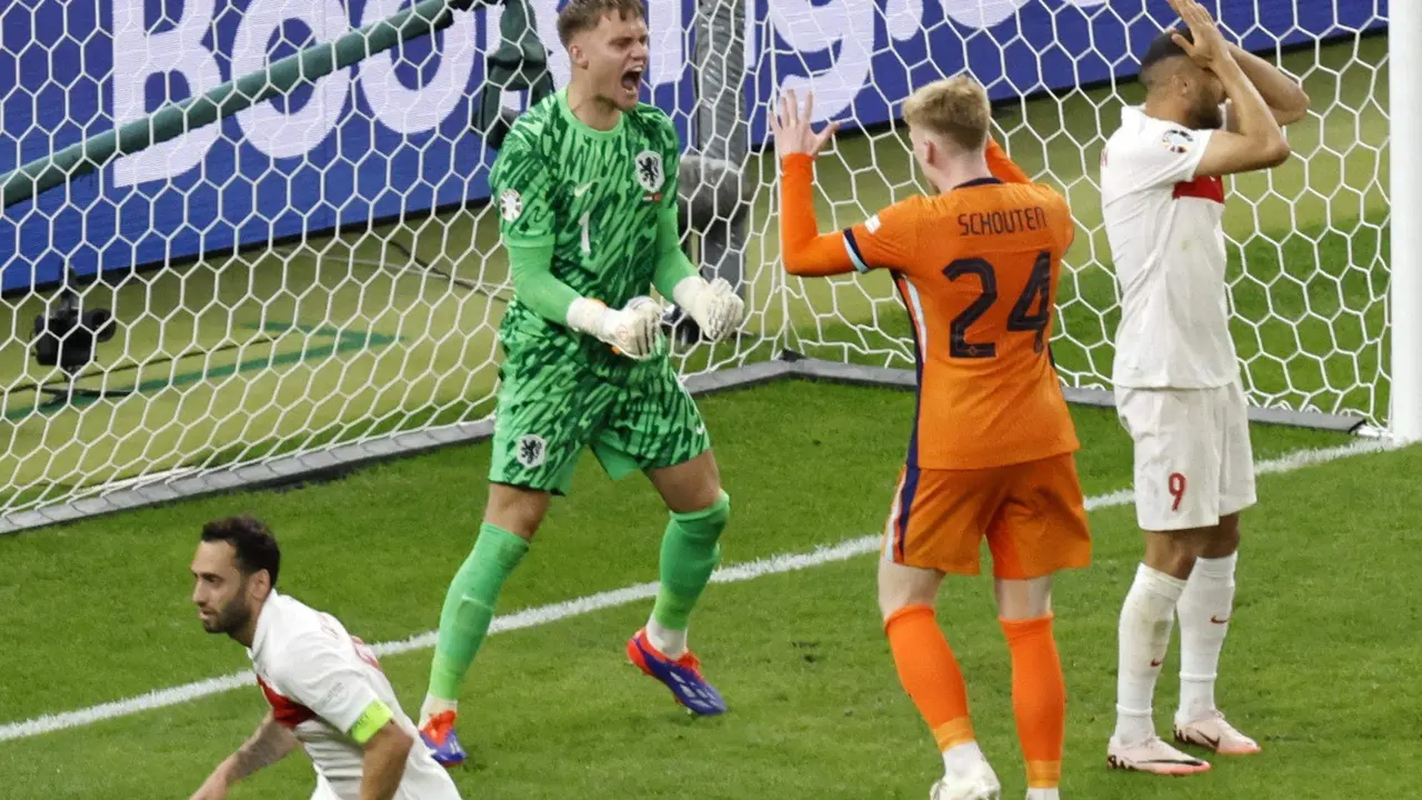 El portero Bart Verbruggen celebra la parada salvador del minuto 92 durante el partido de cuartos de final que han jugado Países Bajos y mTurquía en Berlín, Alemania. EFE/EPA/ROBERT GHEMENT