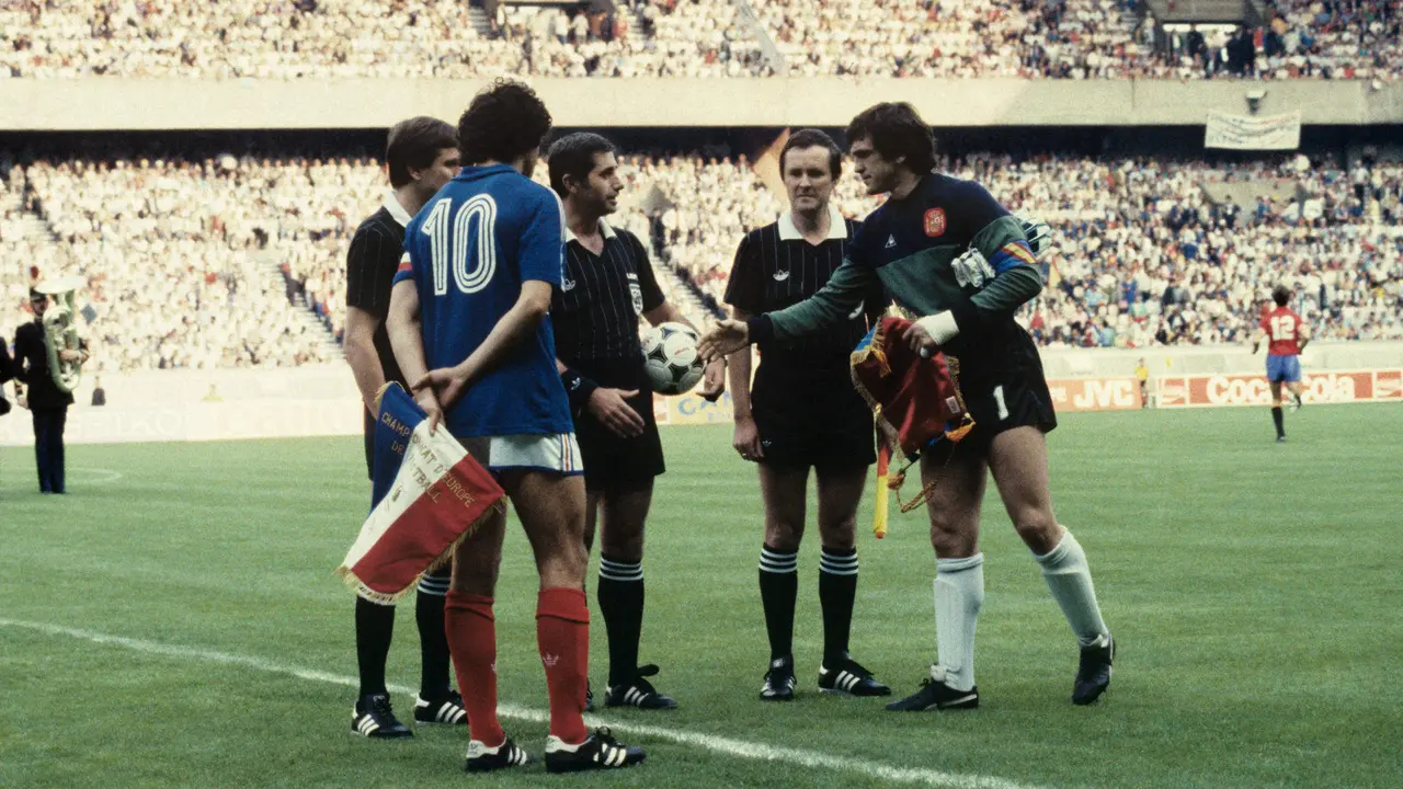 Los capitanes Michel Platini (I) y Luis Miguel Arconada (d) saludan al trío arbitral al inicio del partido final de la Eurocopa de Naciones que enfrentó a las selecciones de Francia y España en el estadio Parque de los Príncipes.EFE