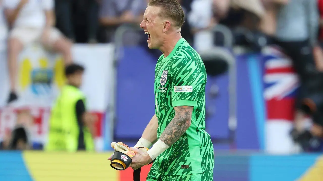 El portero inglés Jordan Pickford celebra la victoria en la tanda de penaltis frente a Suiza. EFE/EPA/FRIEDEMANN VOGEL