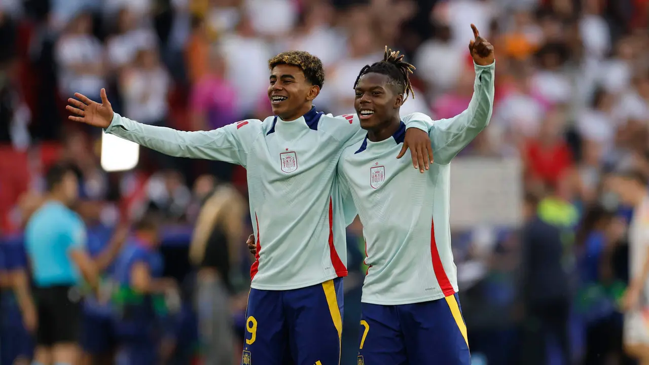 Los jugadores de España Lamine Yamal (i) y Nico Williams celebran su victoria en el partido de cuartos de final de la Eurocopa entre España y Alemania, en Stuttgart, en una foto de archivo. EFE/ Alberto Estévez