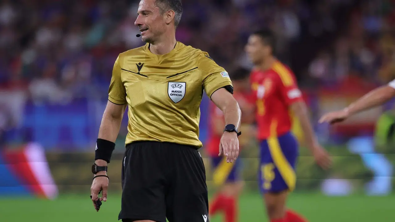 El ábitro eslobeno Slavko Vincic, durante el partido entre España e Italia, en una foto de archivo. EFE/EPA/OLIVIER MATTHYS