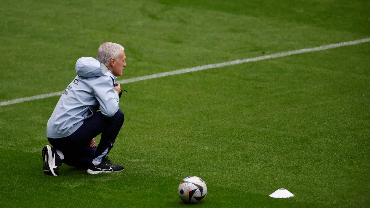 El seleccionador de Francia, Didier Deschamps, durante un entrenamiento que el equipo francés ha realizado en Paderborn (Alemania). EFE/Alberto Estévez