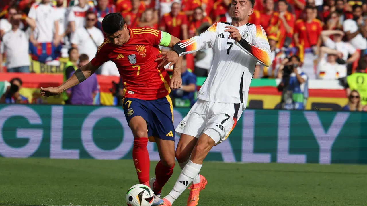 El delantero español Álvaro Morata (I), durante el partido de cuartos de final contra Alemania, en una foto de archivo. EFE/EPA/MOHAMED MESSARA