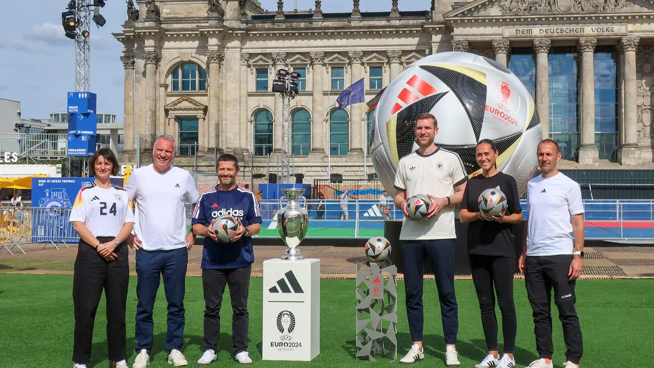 El exinternacional alemán Per Mertesacker (3d) posa durante un acto organizado por Adidas en Berlín para presentar el balón con el se jugarán las semifinales y la final de la Eurocopa. EFE/ José Manzaneque