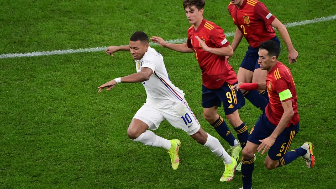 El francés Kylian Mbappe (I) en acción perseguido por los españoles Gavi (C), Cesar Azpilicueta y and Sergio Busquets (d) durante la final de la Liga de Naciones de 2021 disputada en Milán, Itali) EFE/EPA/Marco Betorello