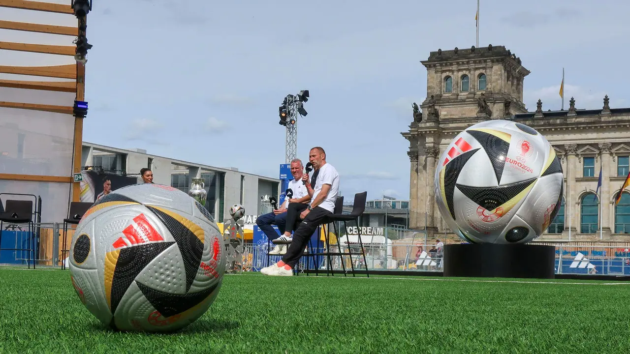 Un momento del acto organizado por Adidas en Berlín para presentar el balón con el se jugarán las semifinales y la final de la Eurocopa. EFE/ José Manzaneque