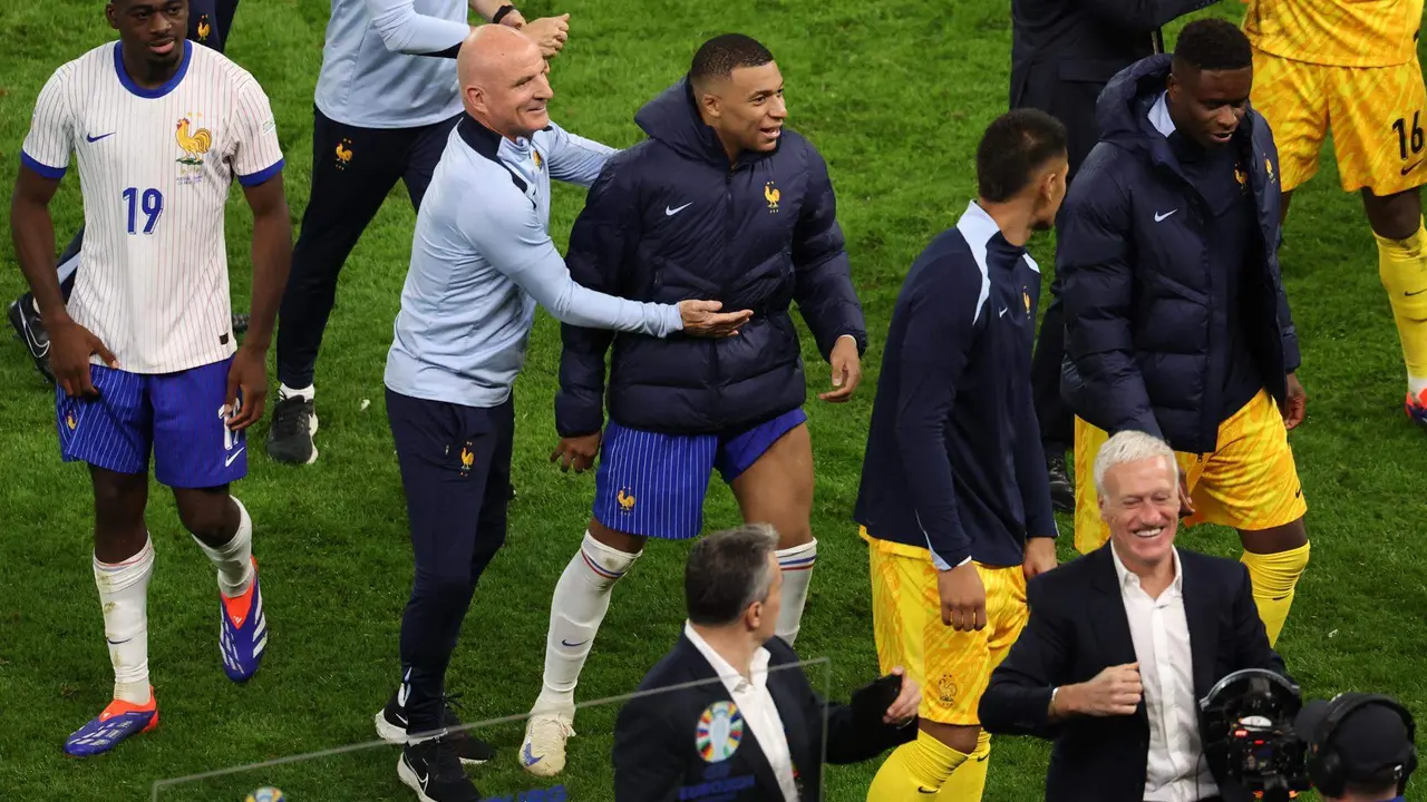 El francés Kylian Mbappe junto a sus compañeros tras vencer Francia a Portugal en Hamburgo, Alemania. EFE/EPA/ABEDIN TAHERKENAREH